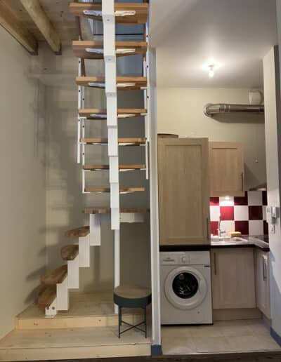 Escalier gain de place en métal blanc et marches bois, posé sur plateforme