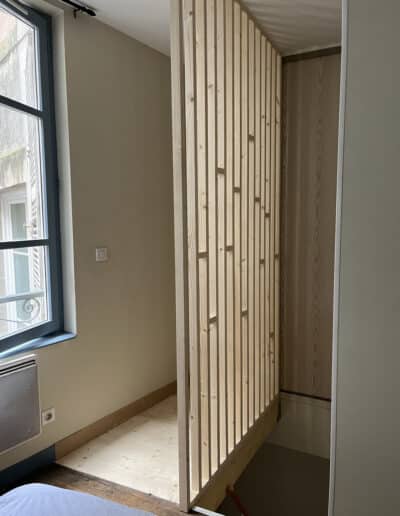 Nouveau solivage bois pour accès placard, claustra bois sur mesure