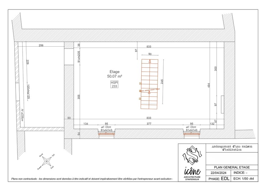Plan d’état des lieux de l’étage, avec escalier central existant.