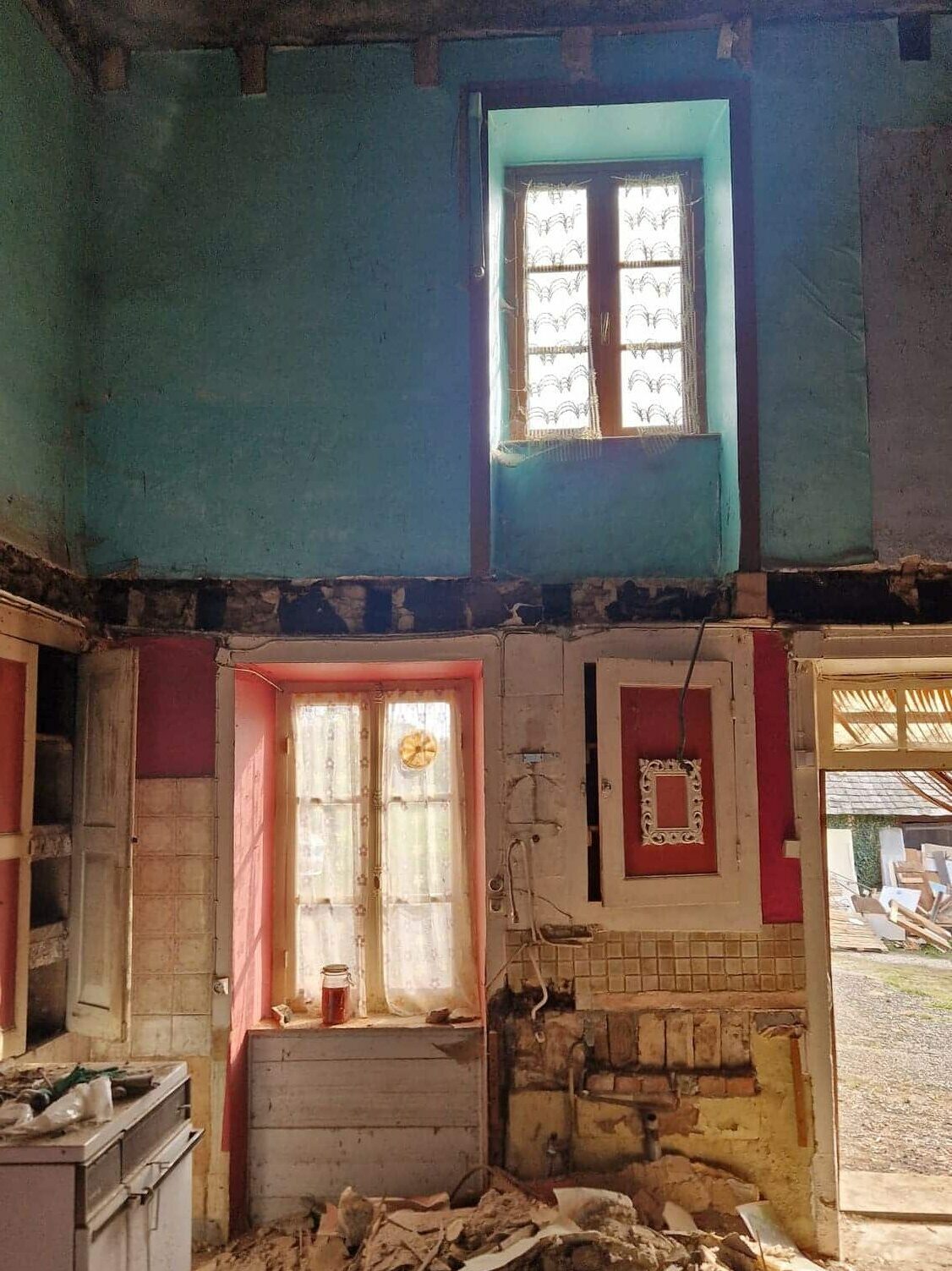 Vue de la petite maison, façade avant, après dépose des planchers