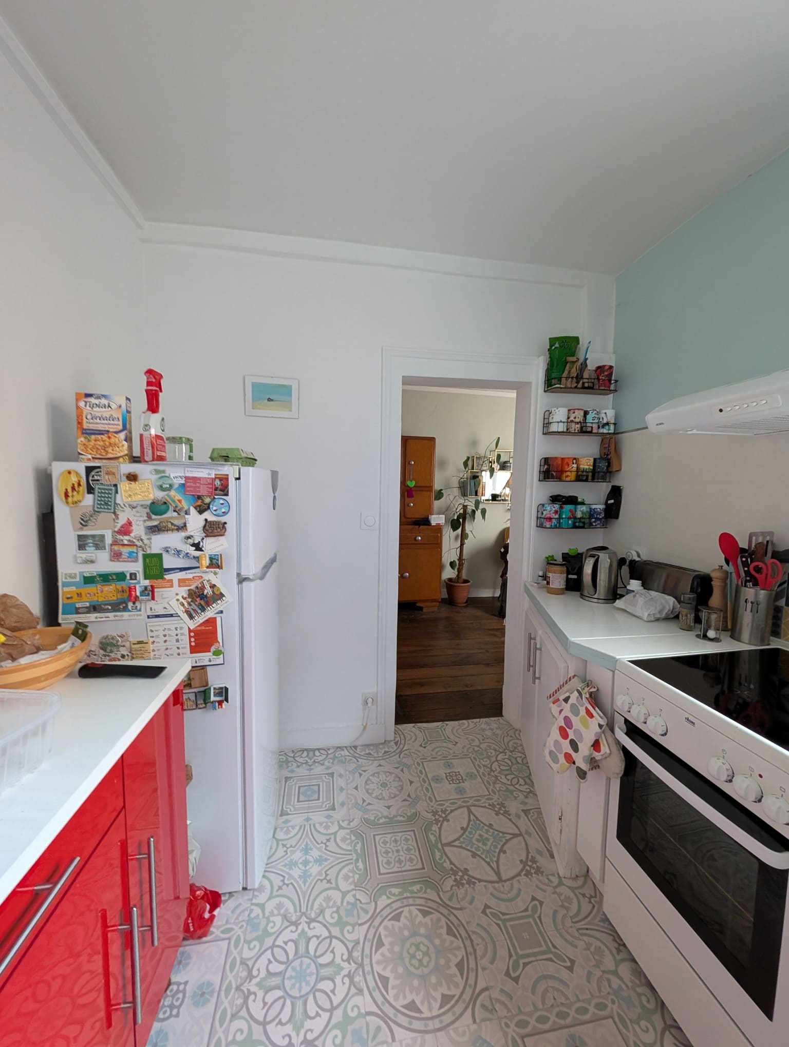 État des lieux de la cuisine avant réaménagement, avec implantation étroite et mobilier existant.