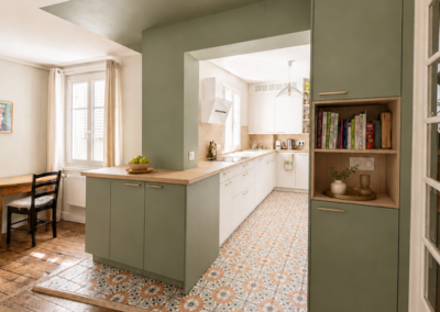 Aménagement d’une cuisine ouverte dans un appartement ancien avec parquet conservé et carrelage à motifs
