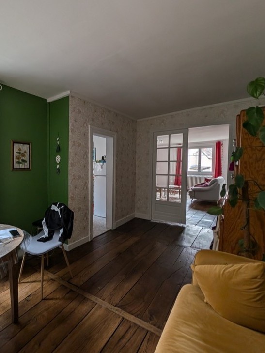 État des lieux du séjour avant travaux, montrant l’accès étroit vers la cuisine et la distribution existante de l’appartement ancien.